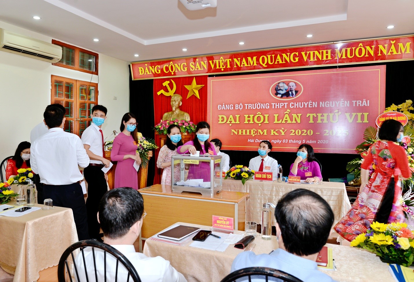 Các đồng chí Đảng viên bỏ phiếu bầu cử